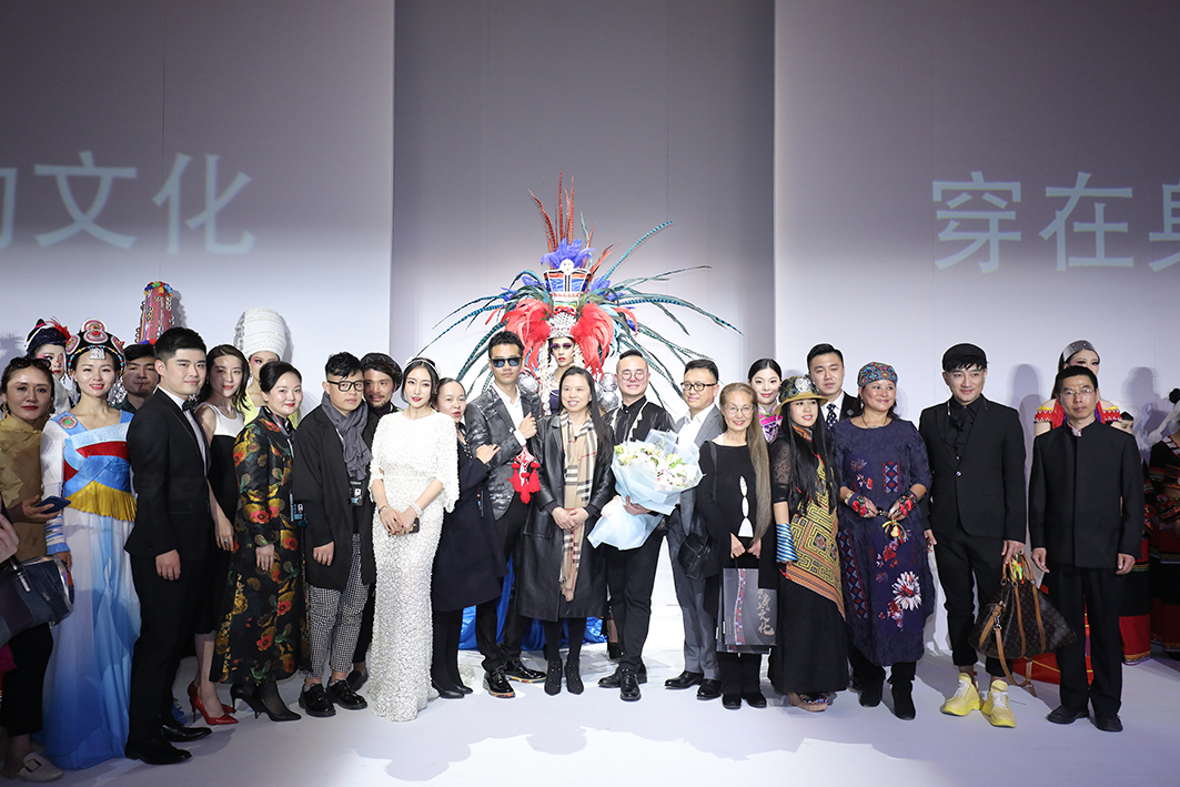 【傳承】2019中國國際時(shí)裝周金色大廳首秀：張珂嘉《穿在身上的文化》普洱專